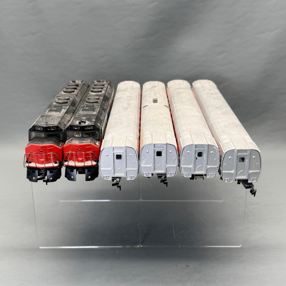 HO Scale Untested Athearn FP45 Amtrak Locomotive & 4 Walthers Amfleet Cars - Picture 7 of 16